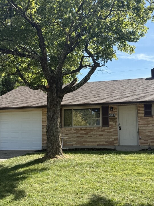6185 Farmborough Dr in Dayton, OH - Building Photo