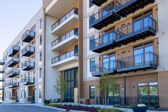 The Clover at Olive Crossing in St. Louis, MO - Foto de edificio - Building Photo