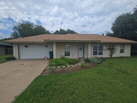 110 Silver Fox in Lacy Lakeview, TX - Building Photo