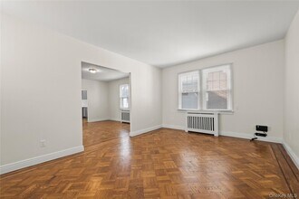 26005 Kensington Pl in Great Neck, NY - Building Photo - Building Photo