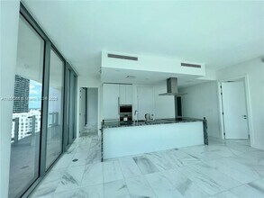 700 NE 26th Ter, Unit 2205 in Miami, FL - Foto de edificio - Building Photo