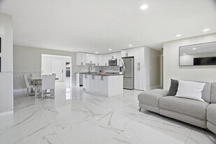 6948 NW 8th Ct in Margate, FL - Building Photo