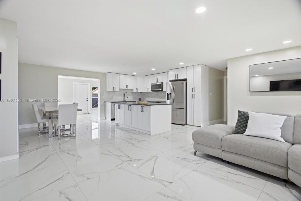 6948 NW 8th Ct in Margate, FL - Building Photo