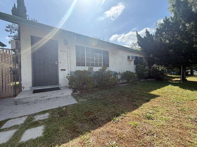4810 Cahuenga Blvd in Los Angeles, CA - Building Photo - Building Photo