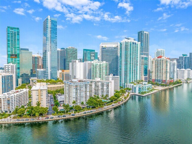1440 Brickell Bay Dr in Miami, FL - Building Photo - Building Photo