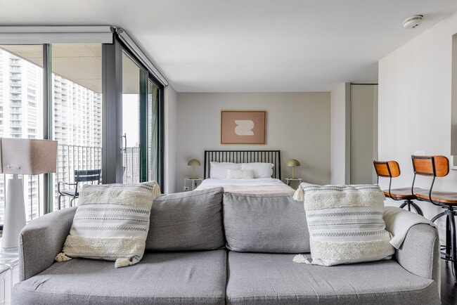 77 W Huron St in Chicago, IL - Building Photo - Building Photo