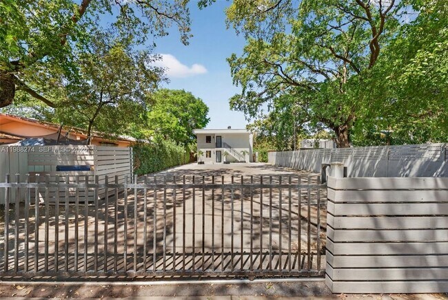 37 NW 59th St in Miami, FL - Foto de edificio - Building Photo