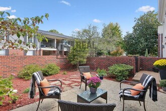 5025 Hillsboro Pike in Nashville, TN - Foto de edificio - Building Photo