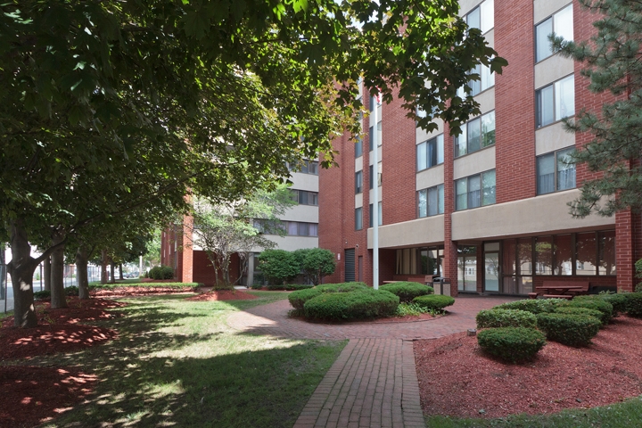 Rita Hall in Lawrence, MA - Foto de edificio