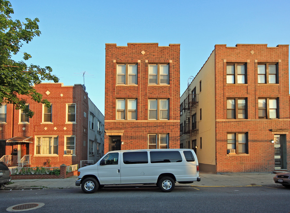 3214 46th St in Long Island City, NY - Building Photo