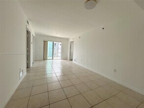 2475 NW 16th St Rd in Miami, FL - Building Photo - Building Photo