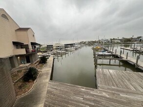 1140 Marina Bay Dr in Kemah, TX - Building Photo - Building Photo