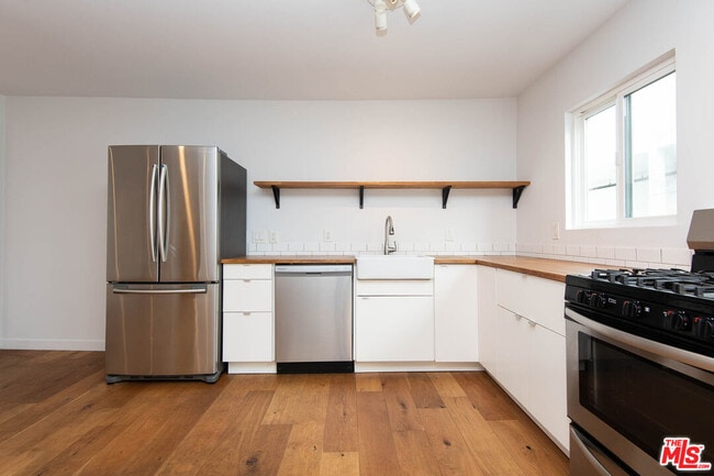 3933 Marathon St in Los Angeles, CA - Foto de edificio - Building Photo