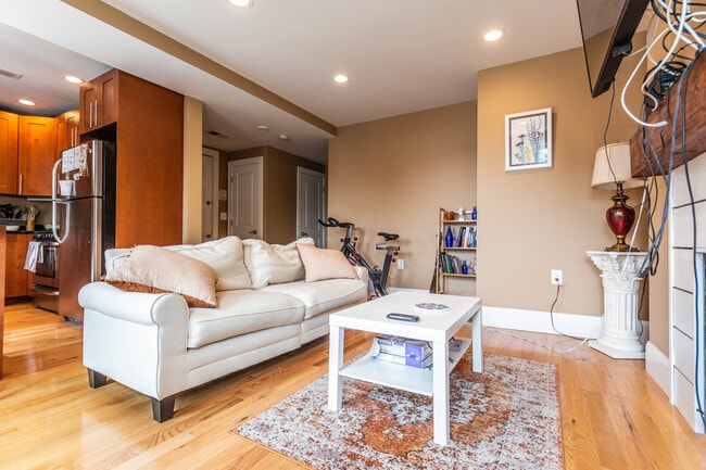 26 Linden St, Unit 7 in Brookline, MA - Foto de edificio - Building Photo