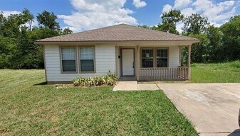 1901 Wright St in Greenville, TX - Building Photo