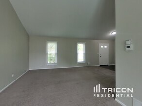 125 Chatham Ln in Roselle, IL - Building Photo - Building Photo