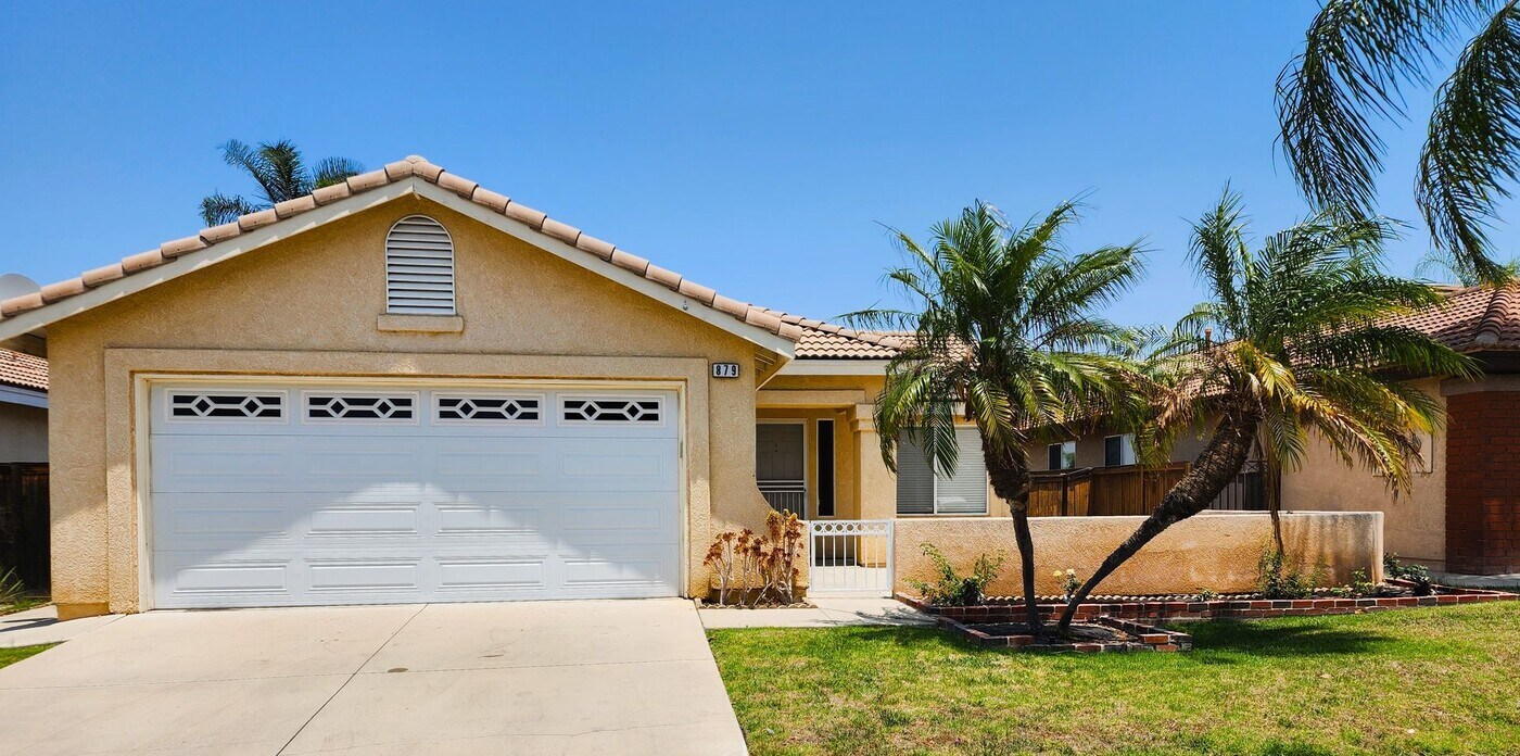 879 Poppyseed Ln in Corona, CA - Foto de edificio