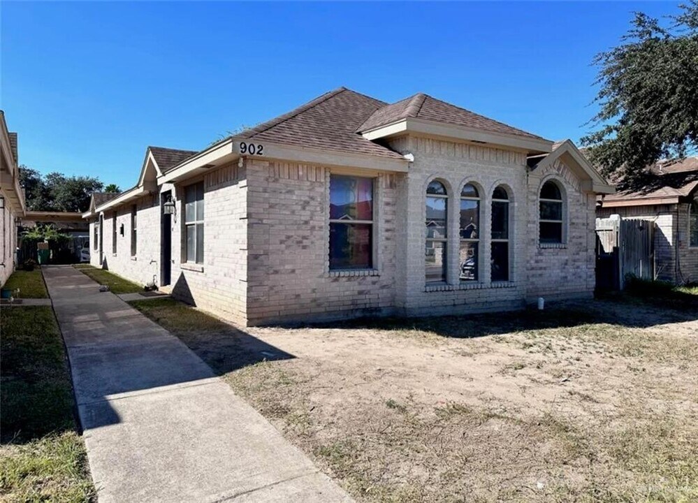 6 N Palm Dr in Pharr, TX - Building Photo