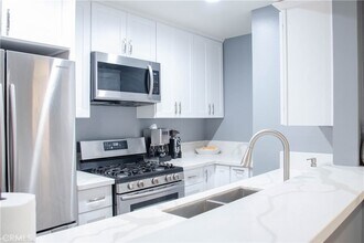 4705 Kester Ave, Unit 106 in Los Angeles, CA - Foto de edificio - Building Photo