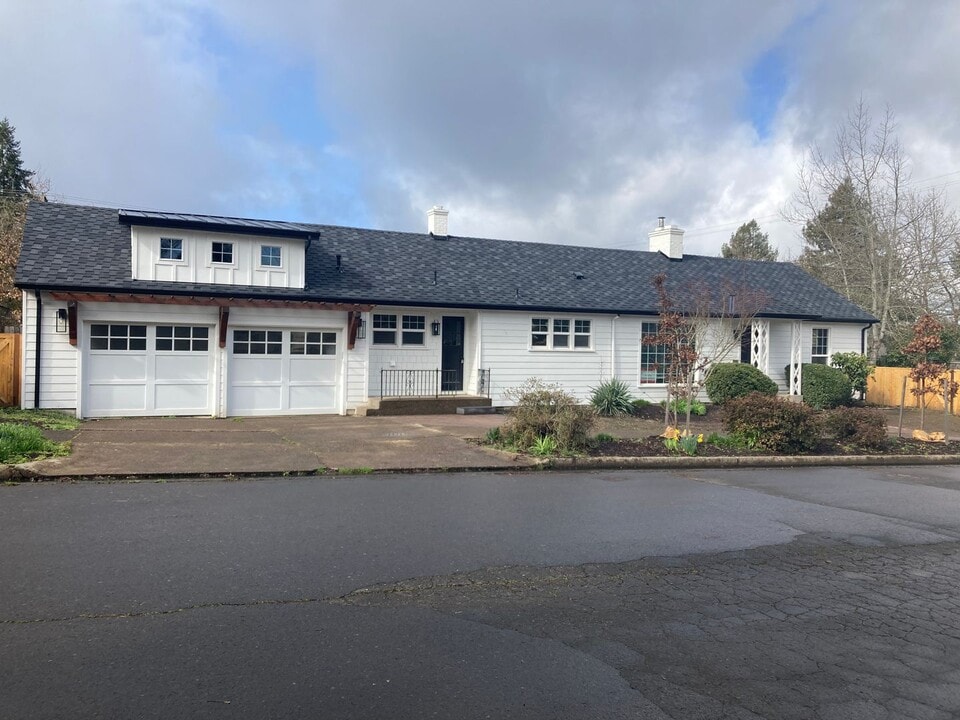 1910 Monroe St in Eugene, OR - Building Photo