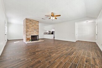 3915 Flintrock Ln in Sugar Land, TX - Building Photo - Building Photo