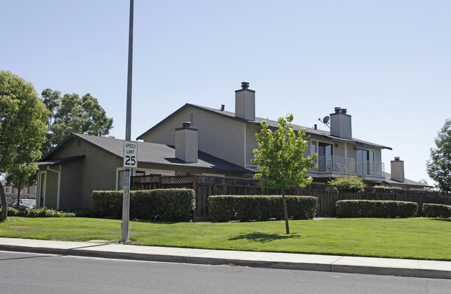 Livermore Downs Condominiums in Livermore, CA - Building Photo - Building Photo