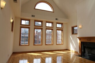 844 W Buckingham Pl, Unit J08P in Chicago, IL - Building Photo - Building Photo