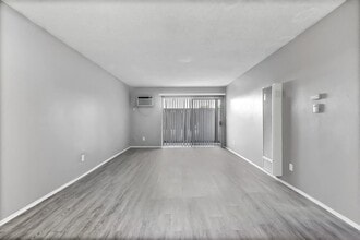 Casa Madrid Apartments in Garden Grove, CA - Foto de edificio - Building Photo