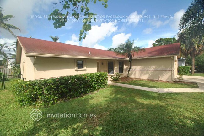 8029 W Country Club Blvd in Boca Raton, FL - Building Photo - Building Photo