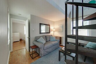 25 Warren Ave in Middletown, RI - Foto de edificio - Building Photo