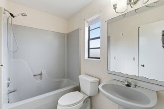 7284 Sea Mist Dr in Port Charlotte, FL - Foto de edificio - Building Photo