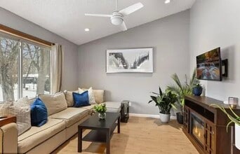 912 W 66th St in Minneapolis, MN - Foto de edificio - Building Photo