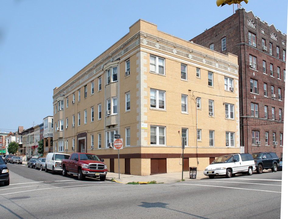 300 14th St in Union City, NJ - Building Photo