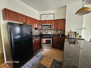 2417 W Warren Blvd, Unit 2 in Chicago, IL - Building Photo - Building Photo