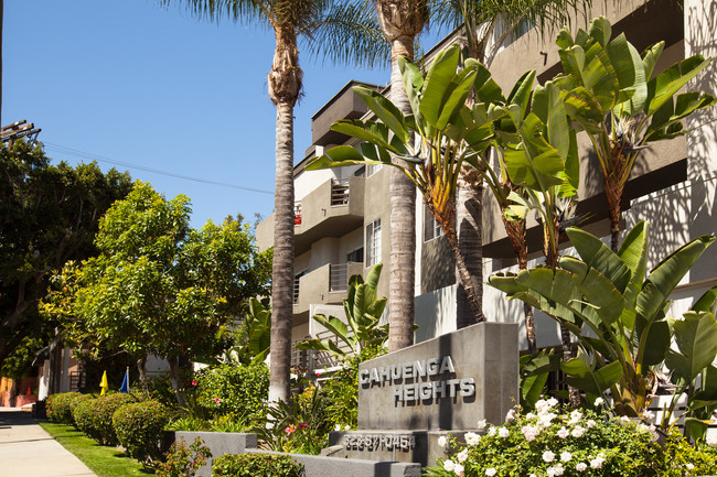 Cahuenga Heights in Los Angeles, CA - Foto de edificio - Building Photo