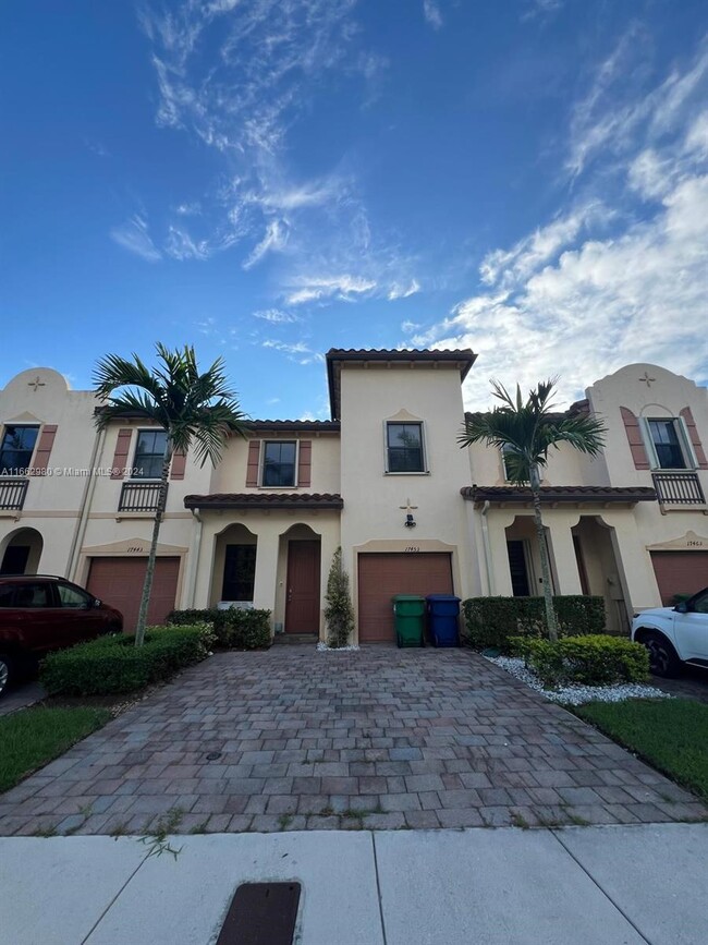 17453 SW 153rd Path in Miami, FL - Foto de edificio - Building Photo