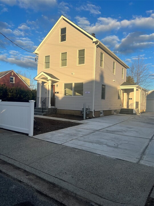 31 Maple Pl in Hicksville, NY - Building Photo