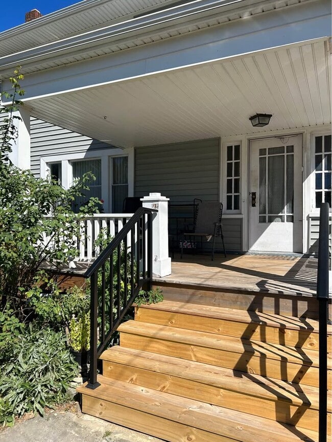 1463 Riverside Dr, Unit #1 in Lakewood, OH - Foto de edificio - Building Photo