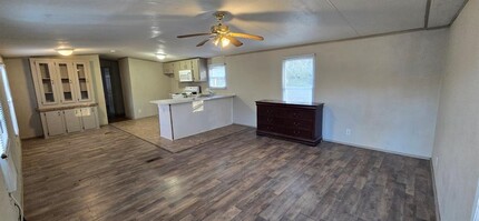 132 County Rd 444 in Dayton, TX - Foto de edificio - Building Photo