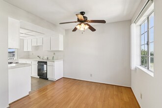 700 E Cedar Ave in Burbank, CA - Building Photo - Building Photo