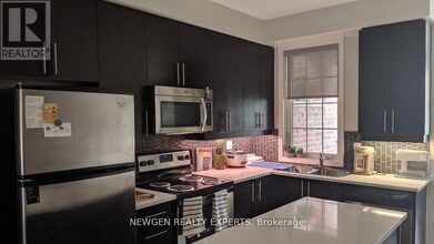 393-393 Beechgrove Dr in Toronto, ON - Building Photo - Building Photo