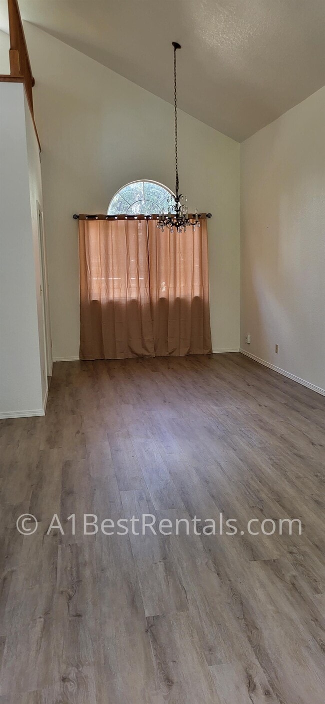 900 Arlene Ct in Escalon, CA - Foto de edificio - Building Photo