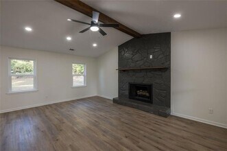 5081 Hubert Dr, Unit 1 in Powder Springs, GA - Foto de edificio - Building Photo