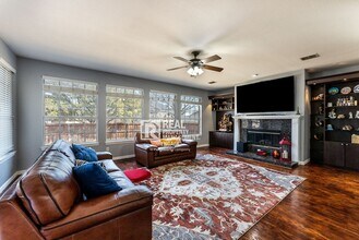 1824 Hill Ridge Dr in Flower Mound, TX - Foto de edificio - Building Photo