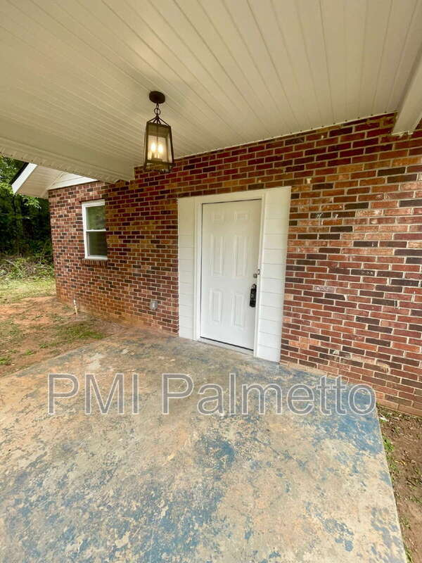 2282 Old Camden Rd in Winnsboro, SC - Foto de edificio - Building Photo