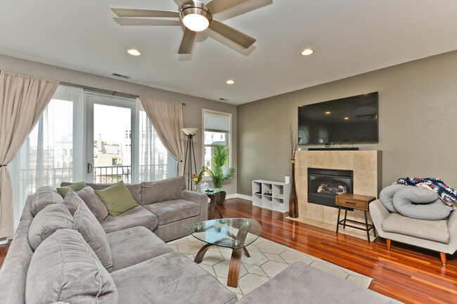 1232 N Milwaukee Ave, Unit 3 in Chicago, IL - Foto de edificio - Building Photo