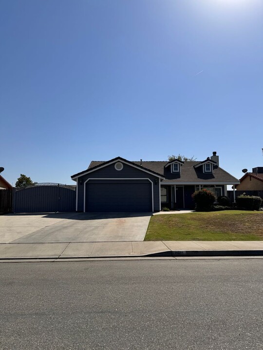 11915 Cotner Ave in Bakersfield, CA - Foto de edificio