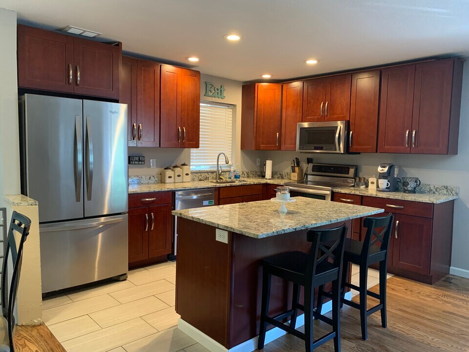 2831 Bellevue Way SE in Bellevue, WA - Building Photo
