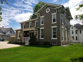 109 E School St in Owatonna, MN - Building Photo