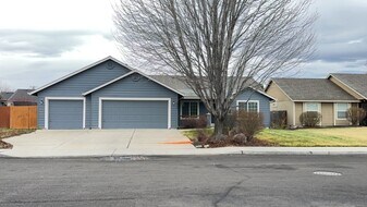 1934 NW Oak Ave in Redmond, OR - Building Photo